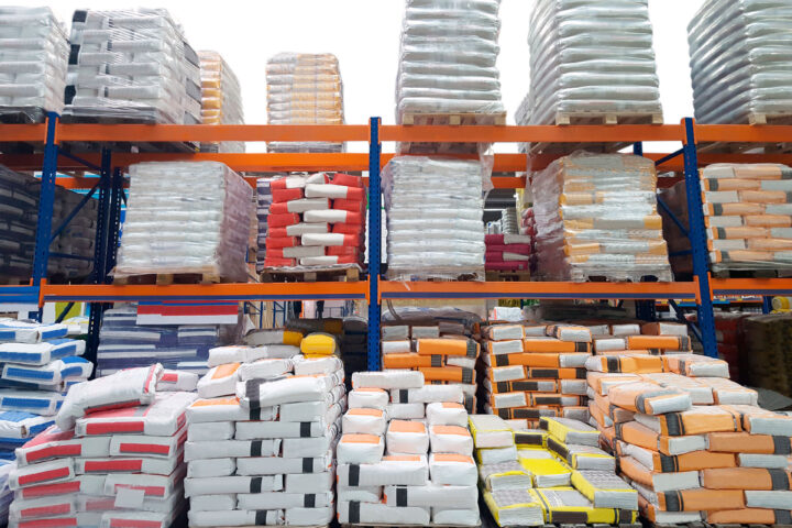 Almacén de materiales de construcción en Fuenlabrada, con estanterías llenas de productos como suelos, cerámica, y herramientas.